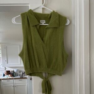 Very soft tie back collard top. Size Large